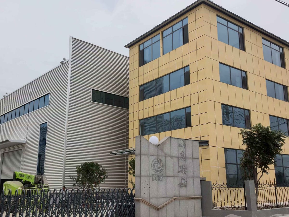 实拍:厂房外立面与四层配套办公楼